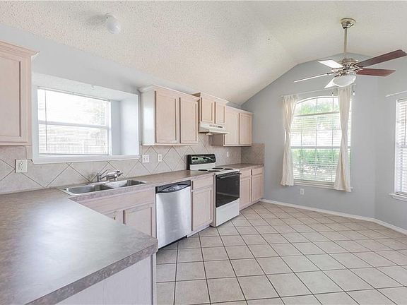 5th image of 904 Peacock Dr