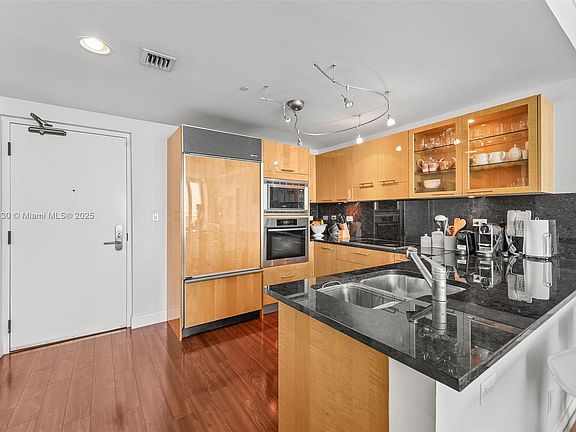 4th image of 6799 Collins Ave #11O3