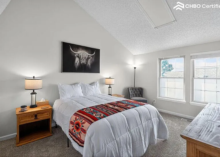 queen bed with 2 nightstands & lamps with charging ports