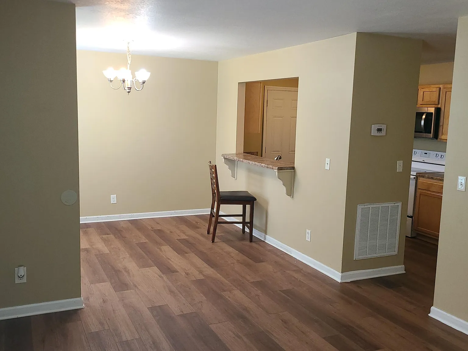 3 bed, 1050 sqft, $1,600 — Photo 3