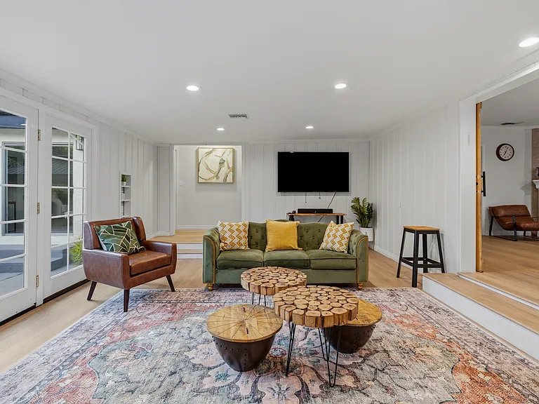 5835 Hillview Park Ave — Photo 45