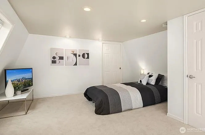 379 100th Ave NE — Photo 7