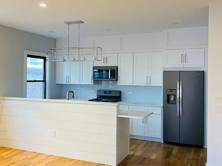 7 W Elm St #C2 — Photo 2