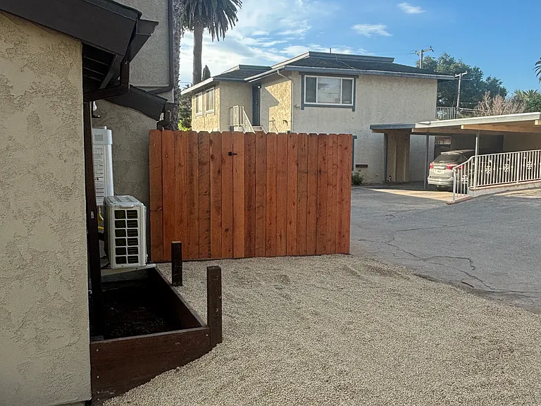 520 W Gutierrez St #E — Photo 12