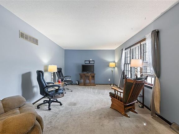 5th image of 418 SW Sunset Dr