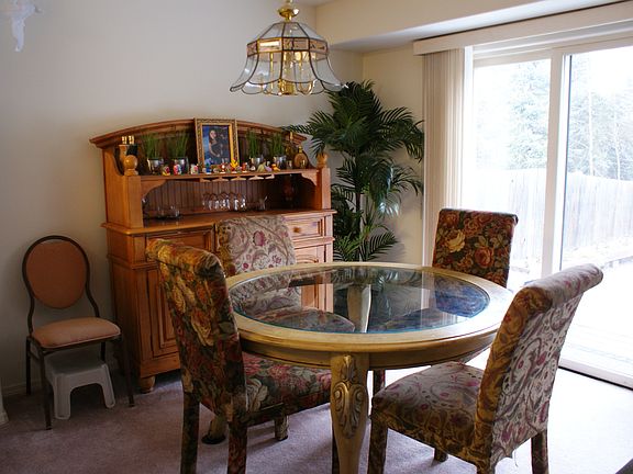 Dining w/ access to backyard