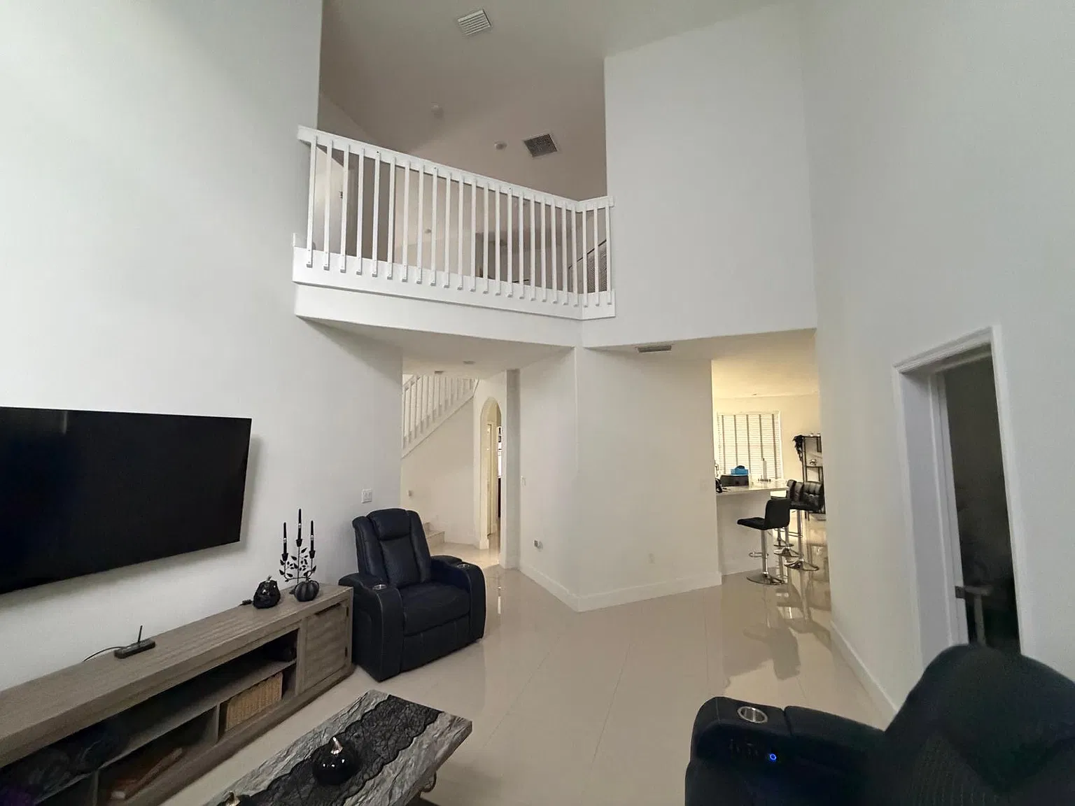 5 bed, 3600 sqft, $5,000 — Photo 2