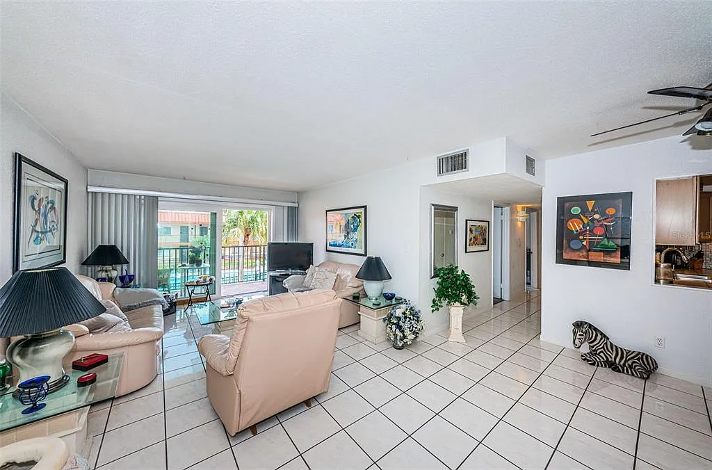 2 bed, 2.0 bath, 1045 sqft, $2,000 — Photo 3