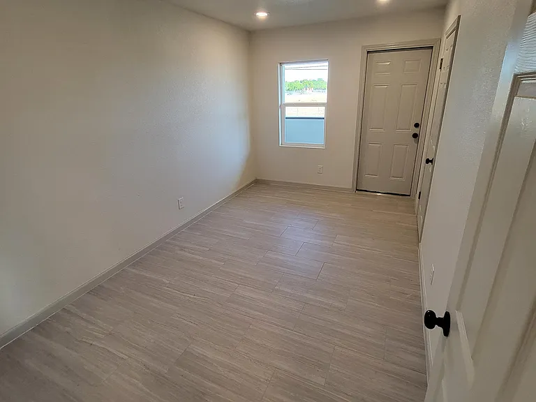 2417 Castroville Rd — Photo 14