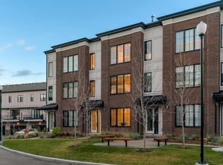 130 N Discovery Dr SW #27, Calgary, AB T3H 6E9