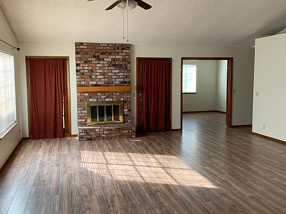 3rd image of 1025 N Oakwood Ct