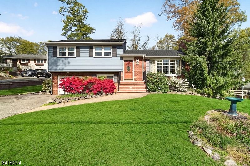 1st image of 18 Hillcrest Dr
