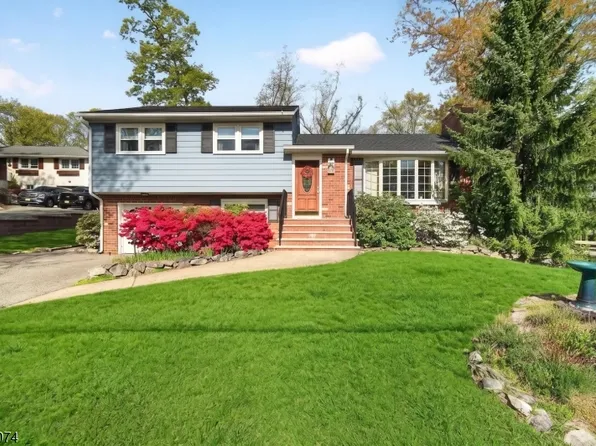 18 Hillcrest Dr, Bloomingdale Boro, NJ 07403