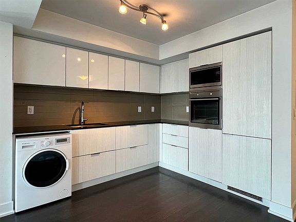 4th image of 318 Richmond St W #807