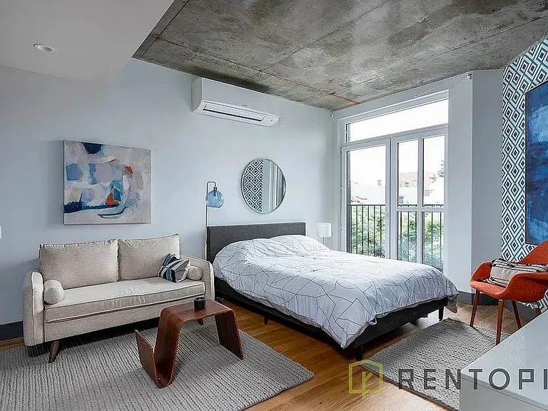 338 Evergreen Ave #422 — Photo 2