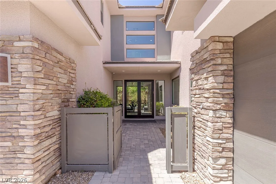 4 bed, 4.5 bath, 4172 sqft, $8,999 — Photo 3