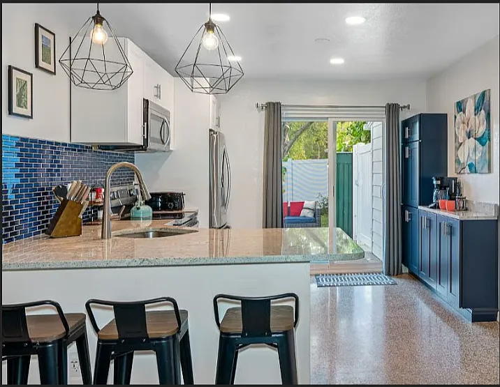 2 bed, 1.5 bath, 700 sqft, $2,100 — Photo 2