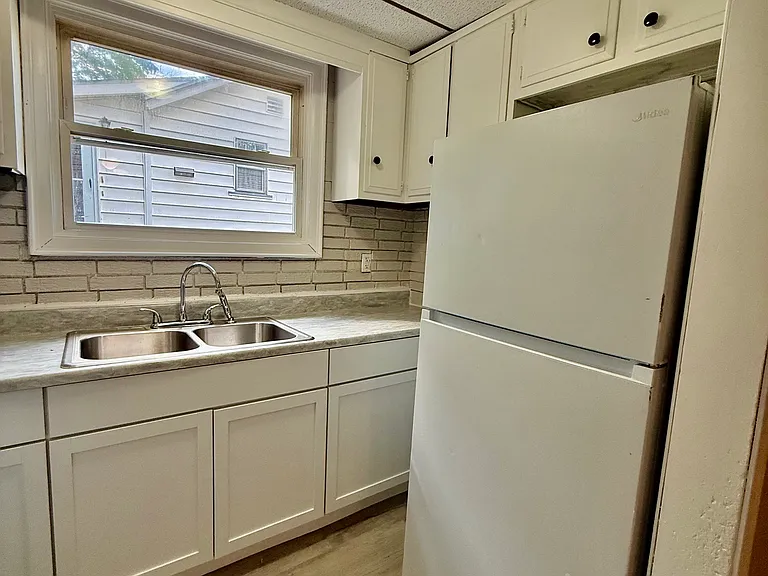 248 Derby St — Photo 12
