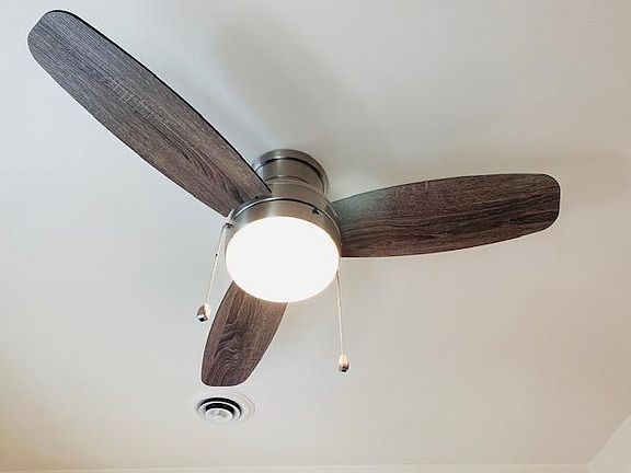 3rd image of 1410 W Cornelia Ave #2
