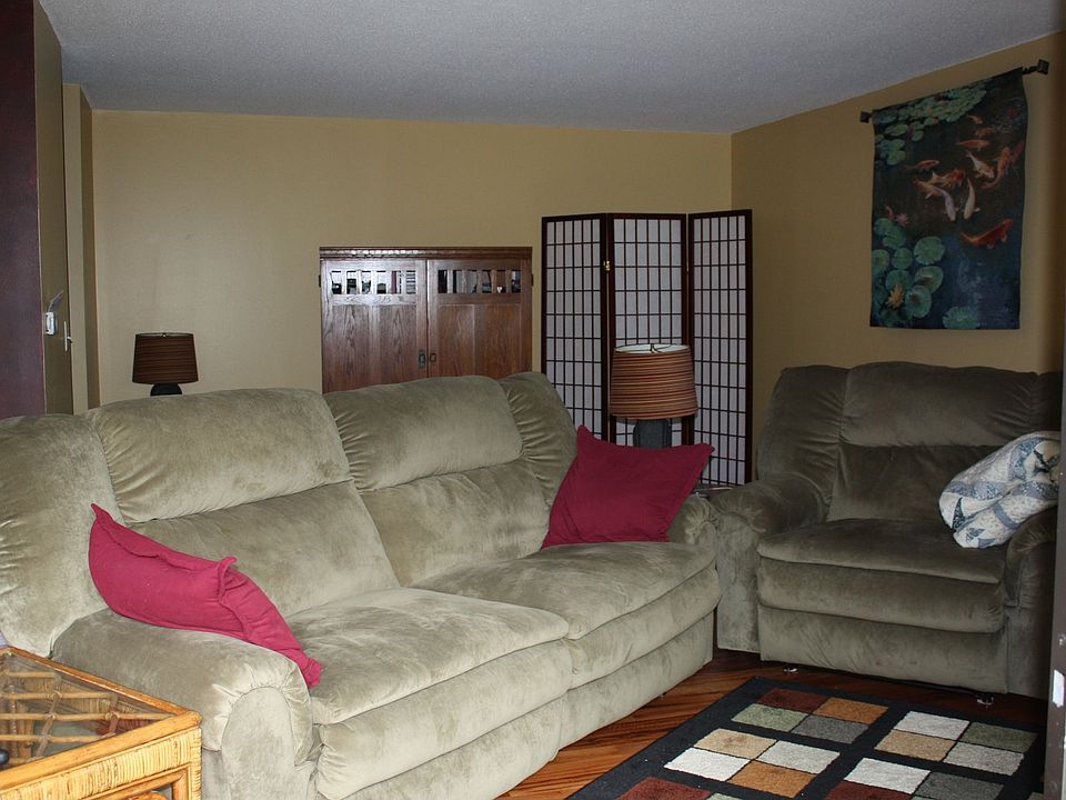 20 x 12 Family has premium tiger hardwood floors and sliders to 44' balcony