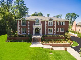 717 Motts Cove Rd N, Roslyn Harbor, NY 11576