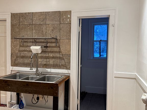 5th image of 3317 Cody St #1