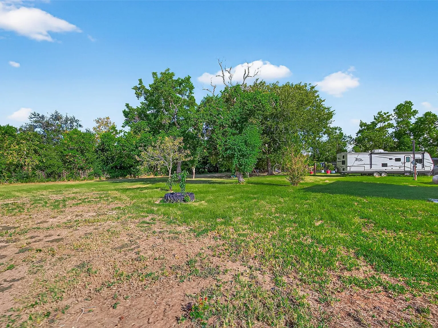 3 bed, 2.0 bath, 1513 sqft, $5,000 — Photo 3