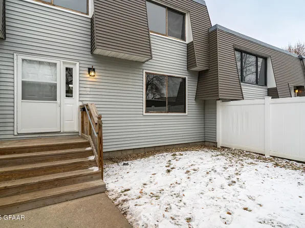 818 N 39th St, Grand Forks, ND 58203