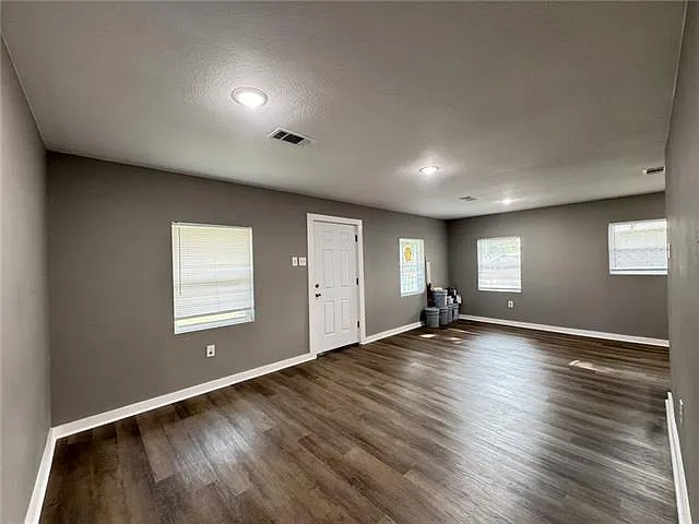 135 Rosewood Dr — Photo 3