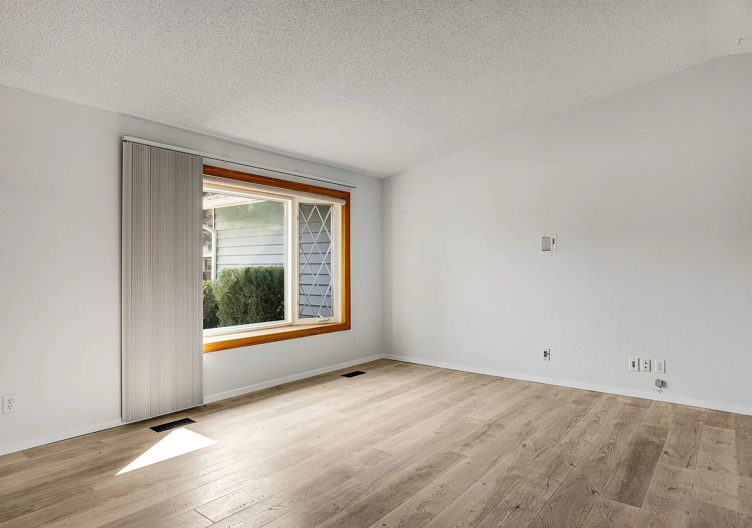 Charming 3-Bedroom Home in West Boise Spacious Yard & Modern Comforts — Photo 4