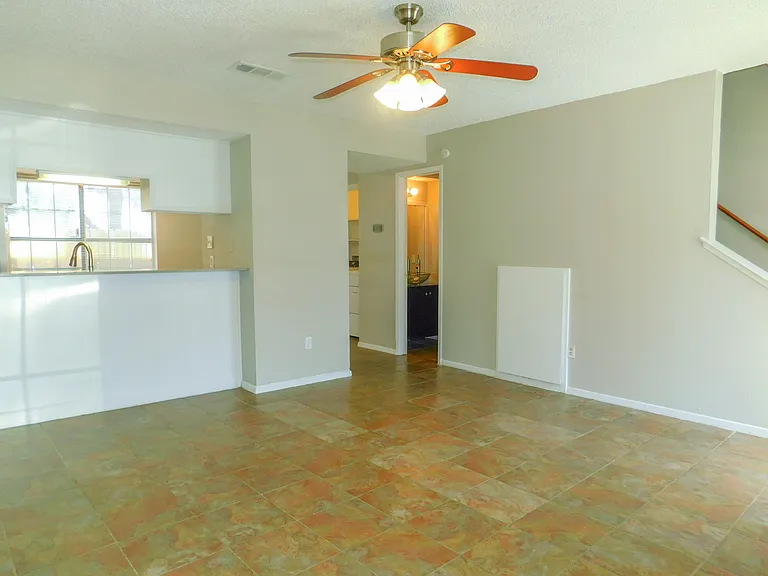 1137 Dallas Dr — Photo 5