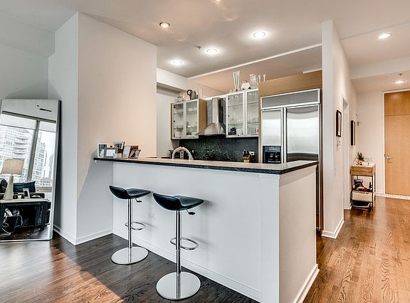 5th image of 500 W Superior St APT 1107