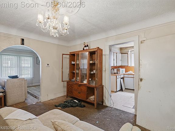 5th image of 16247 Roselawn St