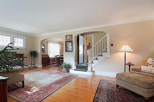 1st image of 523 Cretin Ave S
