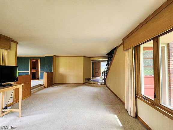 4th image of 486 Hogarth Ave
