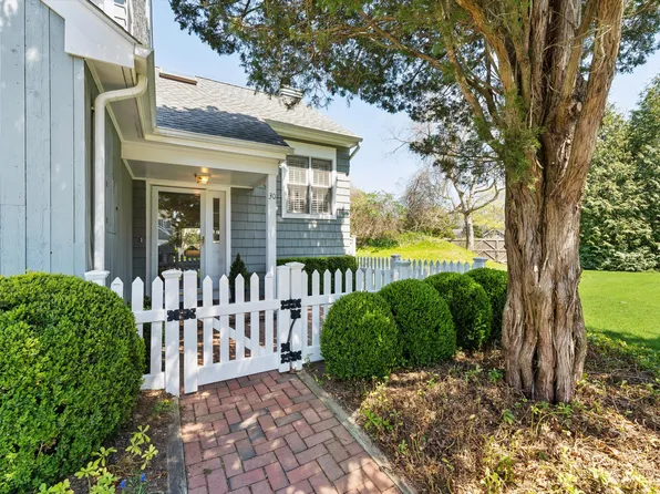 30 Brittany Ln, Westhampton Beach, NY 11978