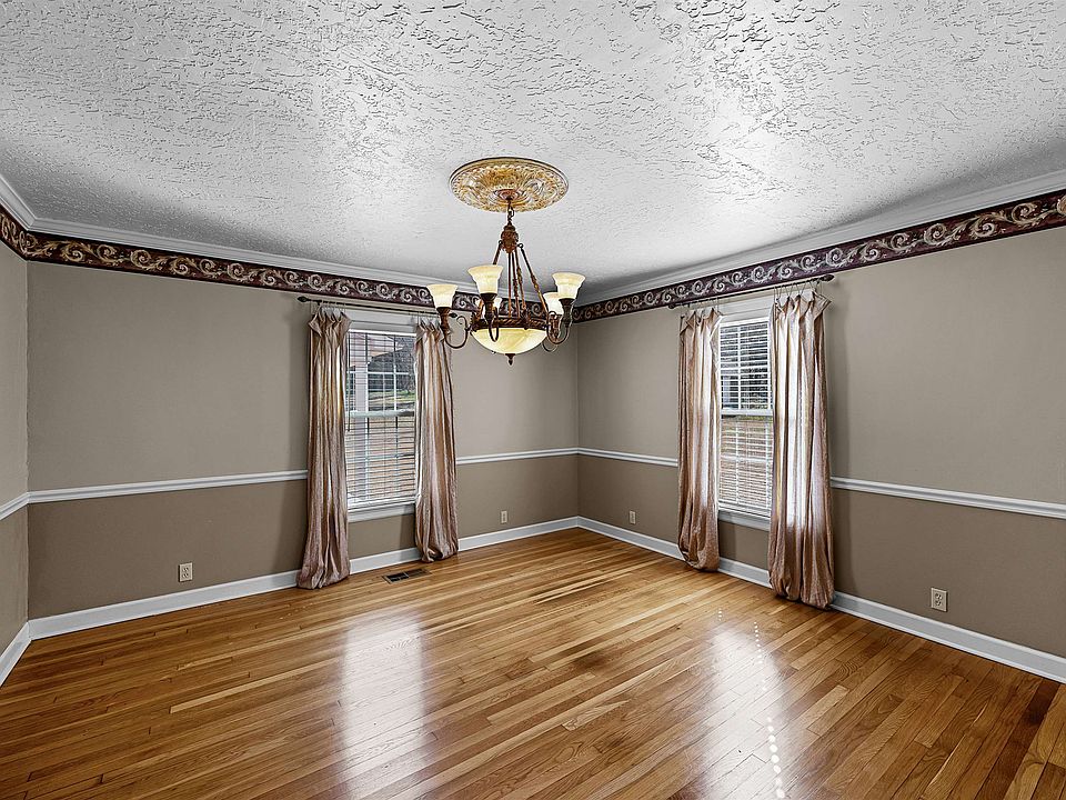 1907 S College St, Trenton, TN 38382 Zillow