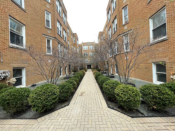 2nd image of 536 W Belmont Ave APT 1W