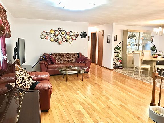 2nd image of 20 Swan St #1