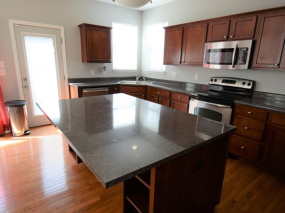 5th image of 10527 Nassau St