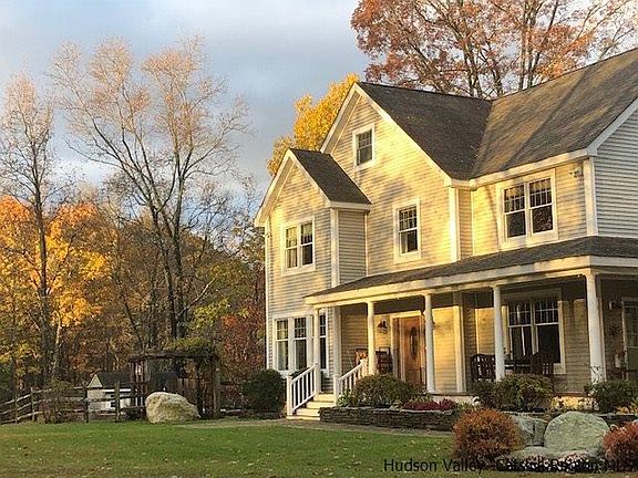 3rd image of 19 Outlook Farm Dr
