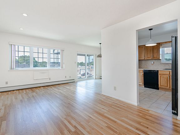 4th image of 20-01 Hazen St #4