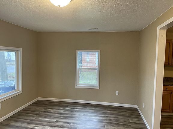 2nd image of 208 W Pecan St