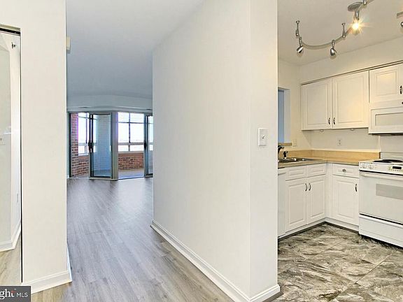 2nd image of 2121 JAMIESON AVENUE #1010