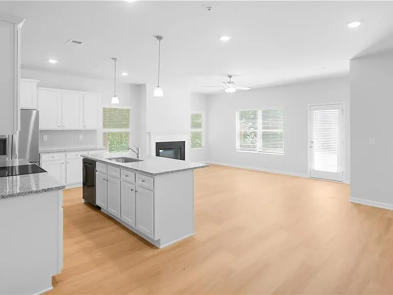 371 Lanier Cir — Photo 7