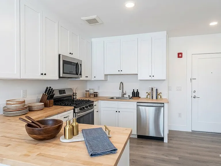 Shepherds Lane Commons — Photo 7