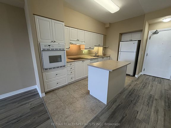 5th image of 810 Scollard Ct #1007