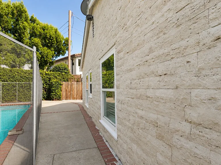 4711 Tyrone Ave — Photo 51