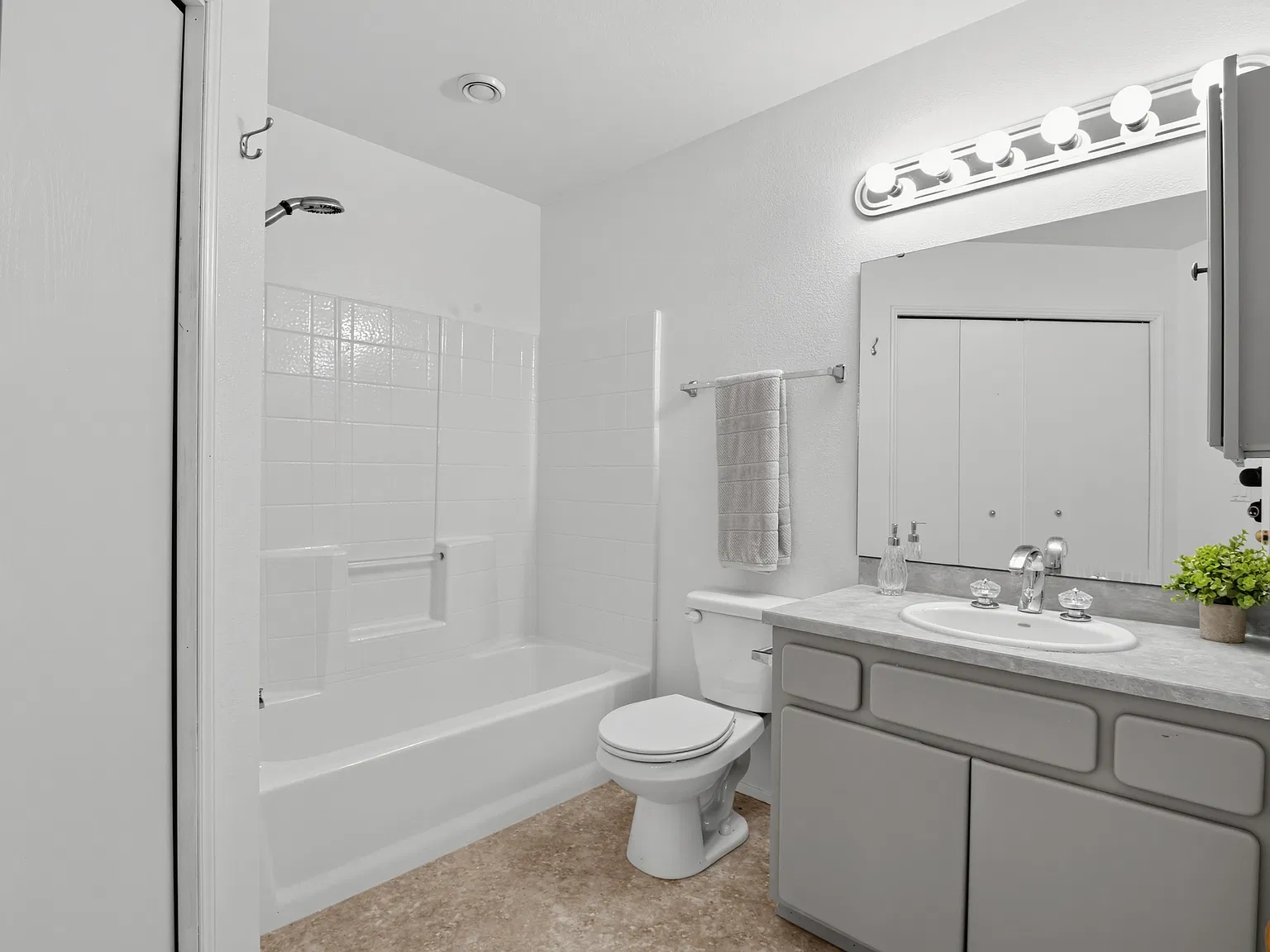 4 bed, 2126 sqft, $3,500 — Photo 2