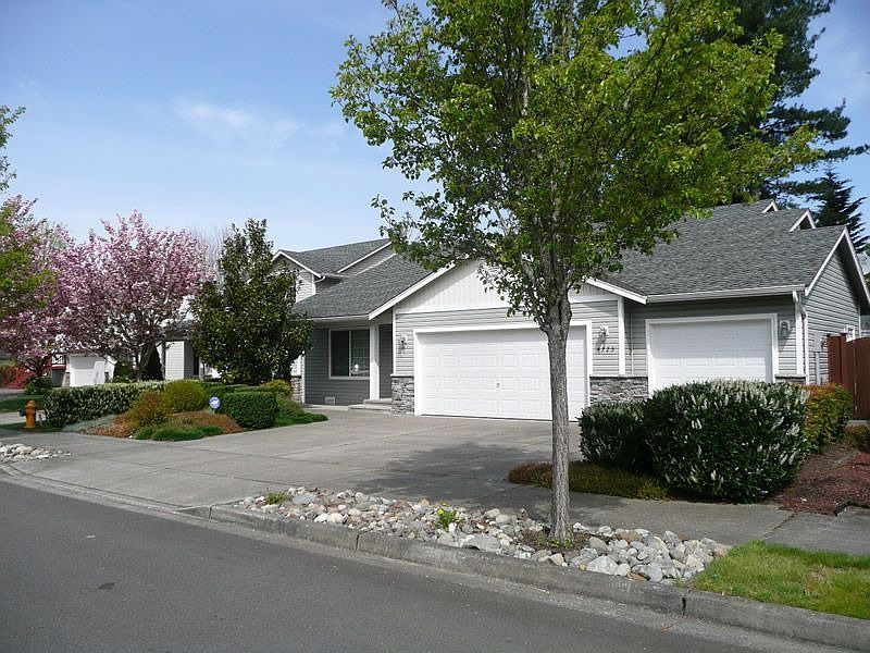 1.	Immaculate rambled on a cul-de-sac of like homes.  Built in 2004 - this beautiful home is spotless and move in ready. Upgrades galore...